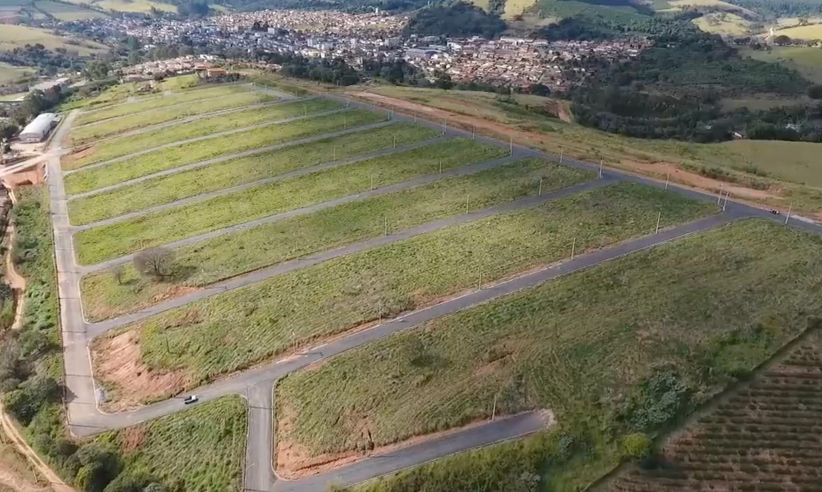 Quadras gramadas e ruas do Jardim Aeroporto vistas de cima